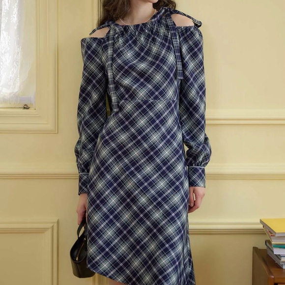 💙Vintage Cold-Shoulder Navy Plaid Midi Dress with Long Sleeves Like New size S - Picture 2 of 14
